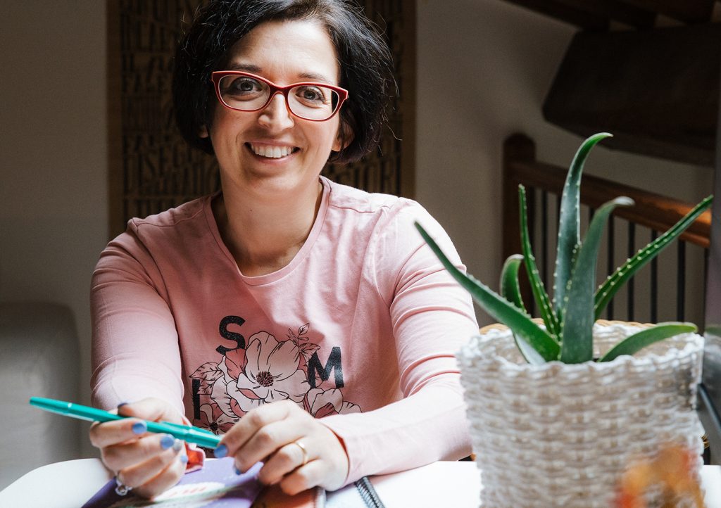 Chiara alla scrivania