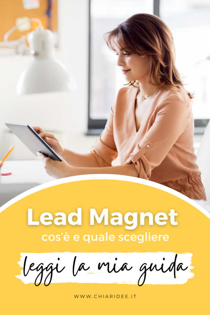 creare un lead magnet per il business: donna imprenditrice che elabora o scarica un lead magnet